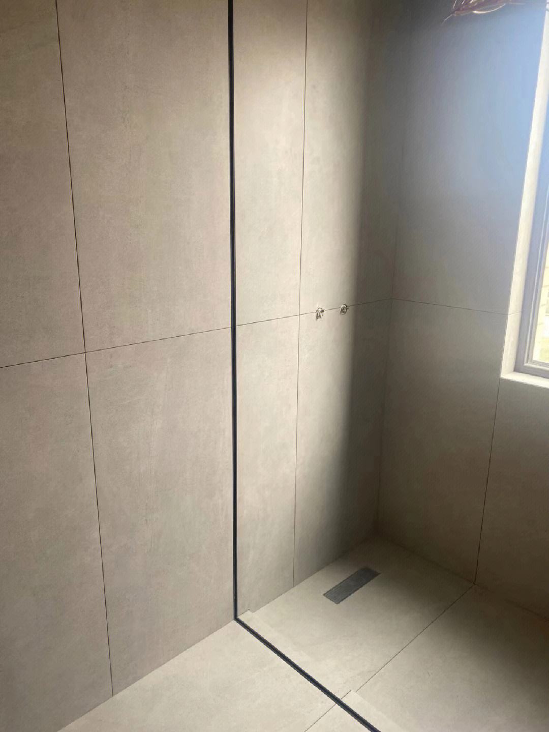 贴砖师傅把瓷砖贴坏了可以要求赔偿吗(贴砖师傅把瓷砖贴坏了可以要求赔偿吗合理吗)