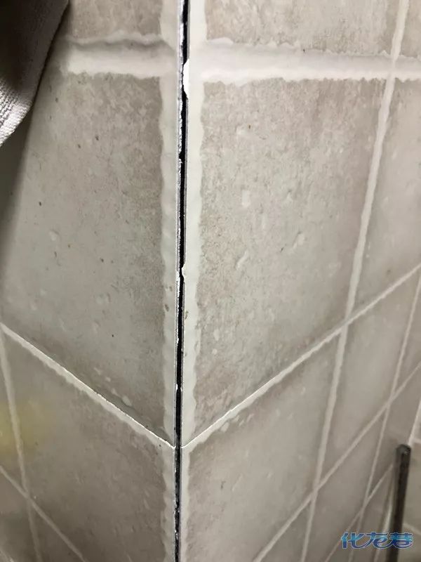 厨房墙砖有空的怎么办(厨房砖空了有什么补救方法)