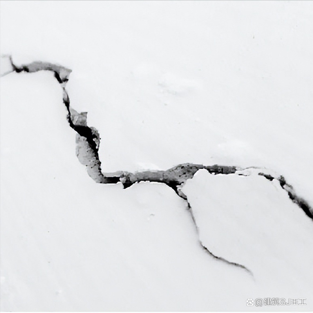 墙面砖开裂是什么原因(墙砖开裂是什么原因及修复)